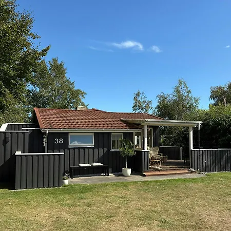 Authentic Summer House Near Oster Hurup *